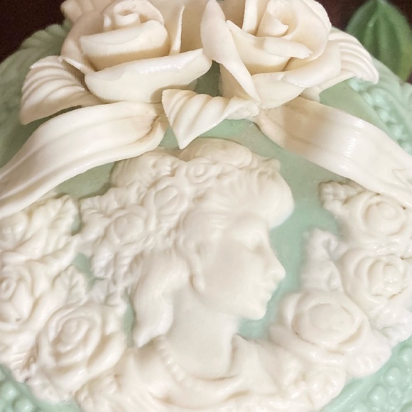 VTG JTS Jasperware - Green & White Cameo Footed Trinket Box - Picture 5 of 10